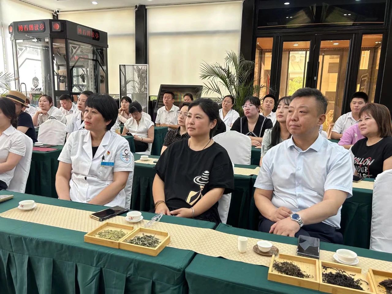 茶情雅韵 品香涤心丨十大体育网站、温泉集团、公服集团茶艺兴趣班开课